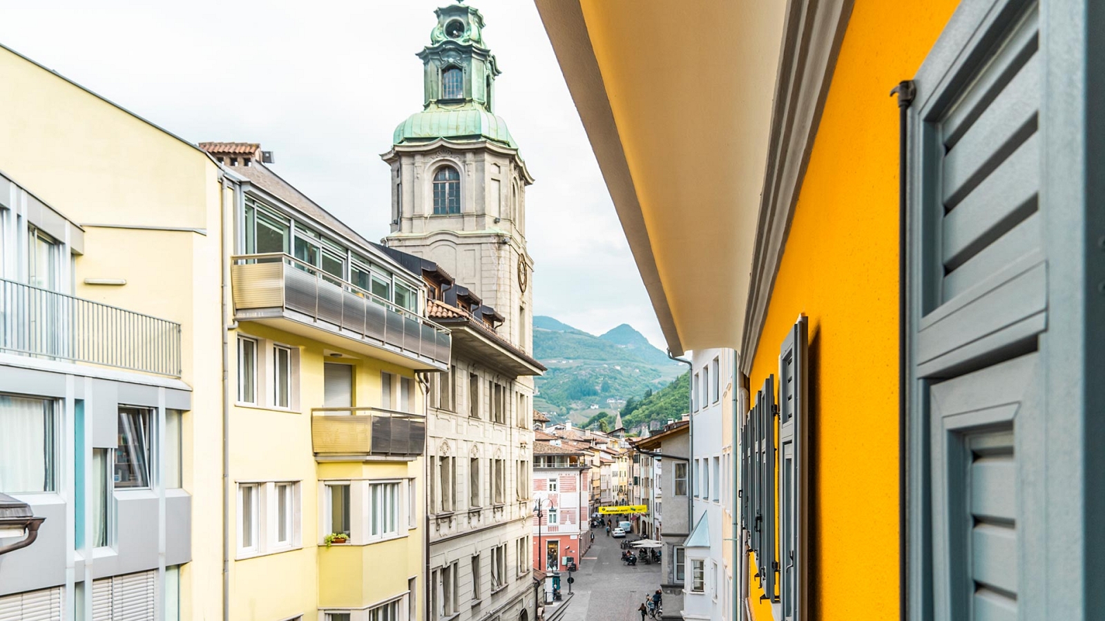 ingresso a piazza municipio dall'alto a Bolzano